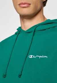 Champion HOODED TEE - T-shirts med print - dark green