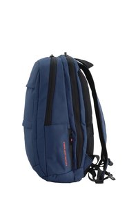 Mochila azul marino con estructura acolchada, dos compartimentos con cremallera, correas ajustables y un panel trasero de malla negra; cuenta con un bolsillo lateral.