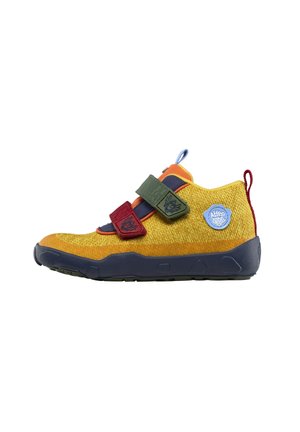Baskets jaunes pour enfant avec des bandes velcro rouges et vertes, semelle bleu foncé et un logo rond bleu clair sur le côté, vues de profil.