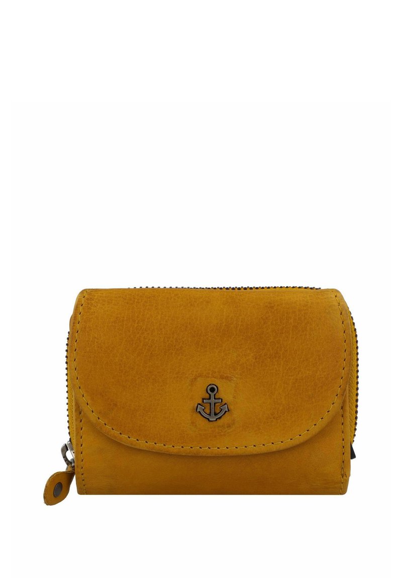 Cartera de cuero en color mostaza con cierre de solapa, sección con cremallera y un emblema decorativo de ancla plateada en la parte frontal. Superficie texturizada.