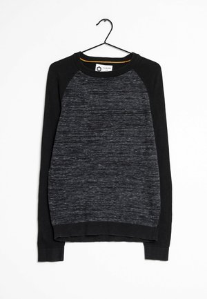 Dunkelgrauer und schwarzer Pullover mit langen Ärmeln und Rundhalsausschnitt, mit strukturierter Vorderseite, an einem schwarzen Kleiderbügel vor weißem Hintergrund hängend.