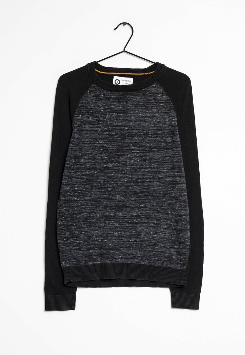 Pull gris foncé et noir à manches longues avec un col rond, devant texturé, suspendu sur un cintre noir sur fond blanc.