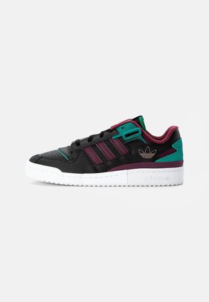 Niskie czarne buty sportowe Adidas z białą podeszwą, bordowymi paskami, morsko-zielonymi akcentami oraz logo trefoil Adidas po boku.