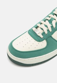 Nike Sportswear AIR FORCE 1 07 LV8 - Sapatilhas - black/vintage green