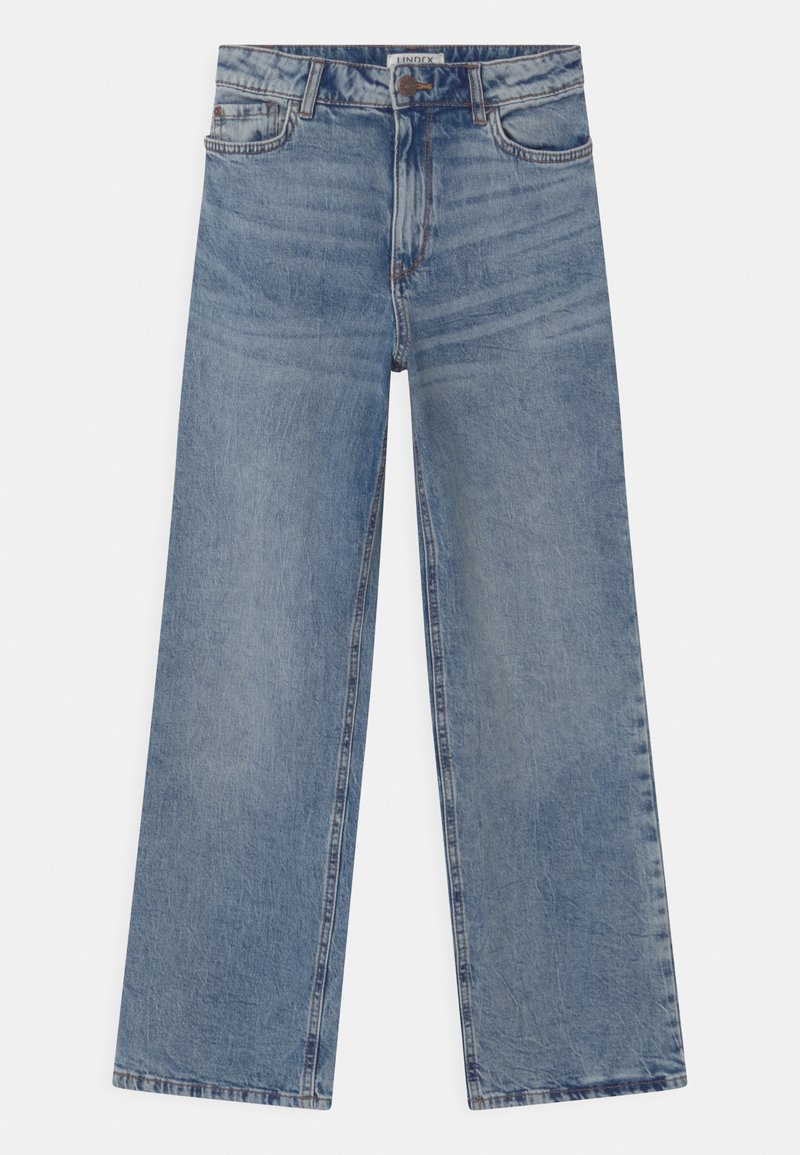 Jean bleu clair à jambes droites avec cinq poches, fermeture par bouton en métal et détails subtils d'estompage à l'avant et sur les cuisses.