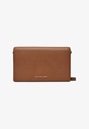 Carteira de couro castanho com acabamento texturizado, apresentando um fecho de zíper e um logótipo "MICHAEL KORS" em tom dourado na frente. Forma retangular fina.