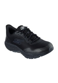 Scarpa sportiva nera con tomai in rete, dettagli testurizzati e suola imbottita maculata. Presenta lacci e un logo sul lato.