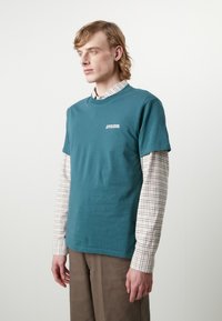 Pompeii PRE SEASON TEE - Marškinėliai su spaudiniu - emerald
