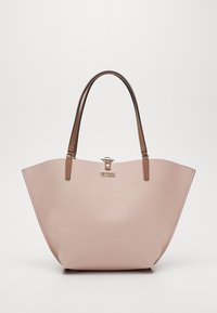 Sac fourre-tout en synthétique rose avec une texture lisse, des accents en cuir marron et deux poignées supérieures. Présente un logo doré et une forme structurée.