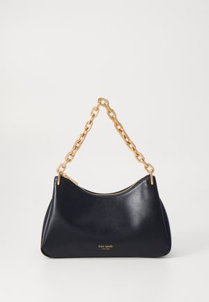 Czarna skórzana torba na ramię z złotym łańcuszkowym paskiem i zamkiem błyskawicznym, małe złote logo „kate spade new york” z przodu.