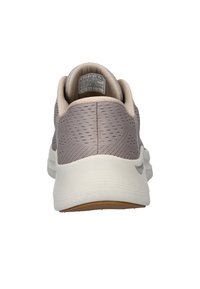 Sneaker grigio in maglia con colletto imbottito beige, suola intermedia bianca e suola in gomma. Presenta un motivo testurizzato sulla parte superiore.