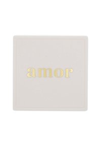 Kvadratisk, ljusrosa låda med en slät yta, som har ordet "amor" präglat i gyllene bokstäver i mitten.