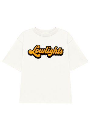 Weißes T-Shirt mit kurzen Ärmeln und rundem Ausschnitt, mit dem Wort "Lowlights" in fetter orange- und schwarzer Schrift über die Brust.