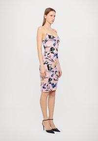 MOSCHINO JEANS RAMAGE - Pārliekama kleita - fantasia rosa