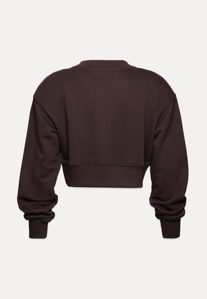 Przycięty ciemnobrązowy sweter, wykonany z miękkiego materiału, charakteryzujący się luźnym krojem, opadającymi ramionami i ściągaczem przy dekolcie. Gładka tekstura, bez wzorów.