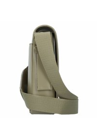 Bolso de hombro de cuero beige con un acabado texturizado, correa ajustable y un bolsillo lateral. Forma rectangular compacta, diseño minimalista.