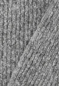 Szara dzianina z włóknem o fakturowanym wzorze prążkowym i zmienną grubością nitek, charakteryzująca się miękkim, puszystym wyglądem.