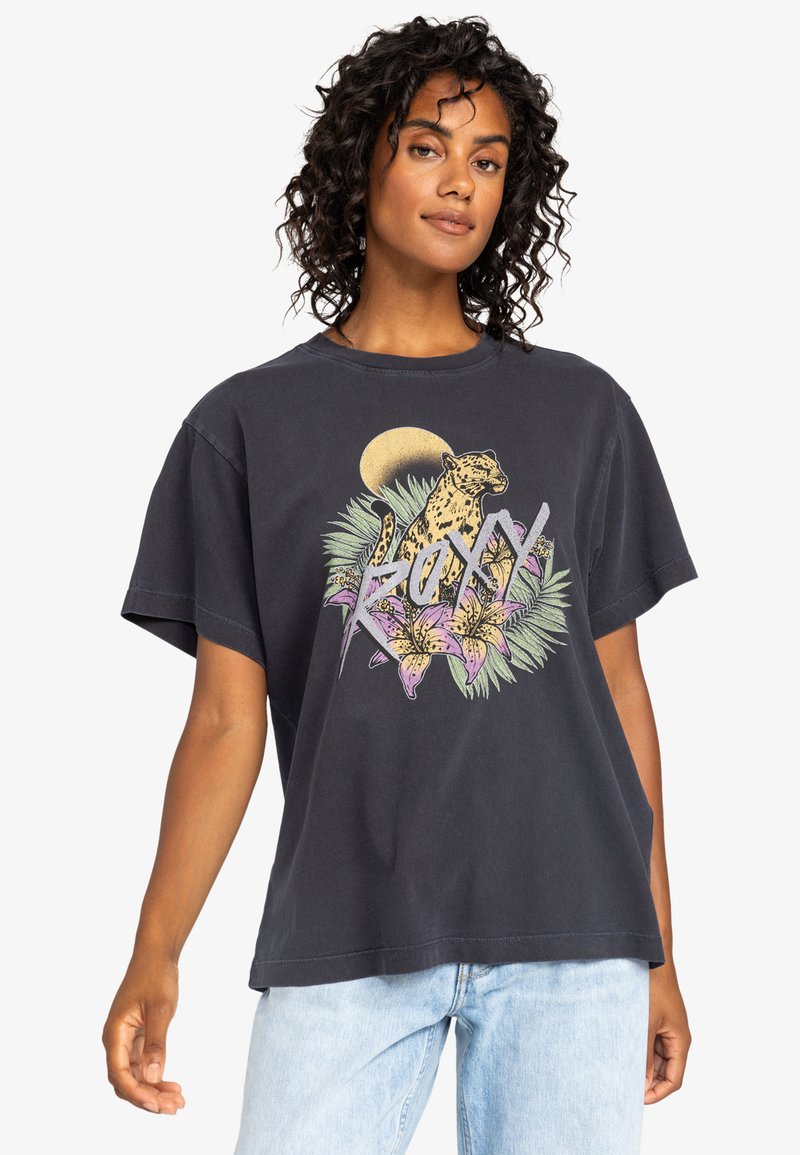 T-shirt nera oversize in cotone, con una grafica colorata di un leopardo e fiori, maniche corte e collo rotondo.