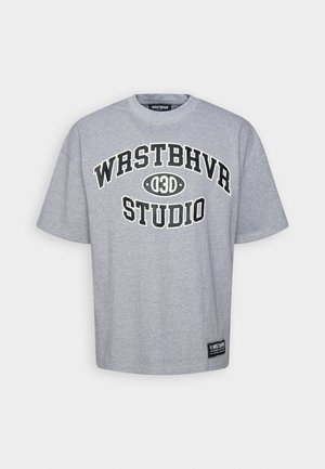 Graues T-Shirt mit kurzen Ärmeln und Rundhalsausschnitt mit schwarzem und weißem Text „WRSTBHVR 03D STUDIO“ auf der Vorderseite und einem kleinen schwarzen Etikett nahe dem Saum.