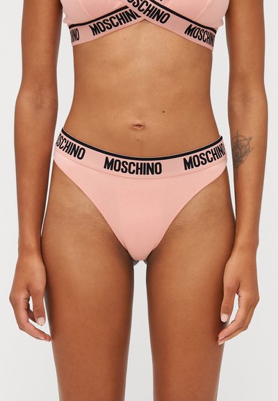 Rozā bikini komplekts ar krustu aizmuguri, kas satur krūštura topu un zemu gurnu stringus. Melna "Moschino" logotipa josla abās daļās. Gluda auduma virsma ar minimālu tekstūru.