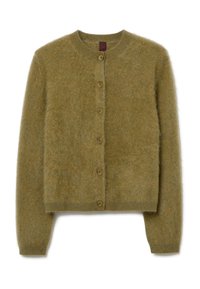 Cárdigan verde oliva hecho de un material suave y esponjoso. Presenta un cuello redondo, cierre de botones y puños y dobladillo acanalados.