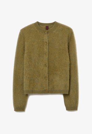 Cardigan verde oliva realizzato in materiale morbido e fluffy. Presenta un collo rotondo, chiusura con bottoni e polsini e orlo a costine.