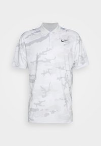 Bílá a světle šedá maskáčová polo tričko s krátkými rukávy, dvěma knoflíky a černým logem Nike swoosh na hrudi.
