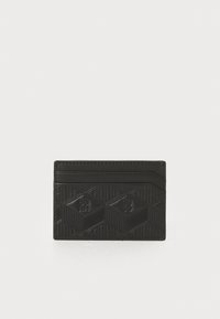 Porte-cartes en cuir noir avec un motif géométrique en relief, texture lisse et quatre fentes pour cartes avec un bord légèrement surélevé.
