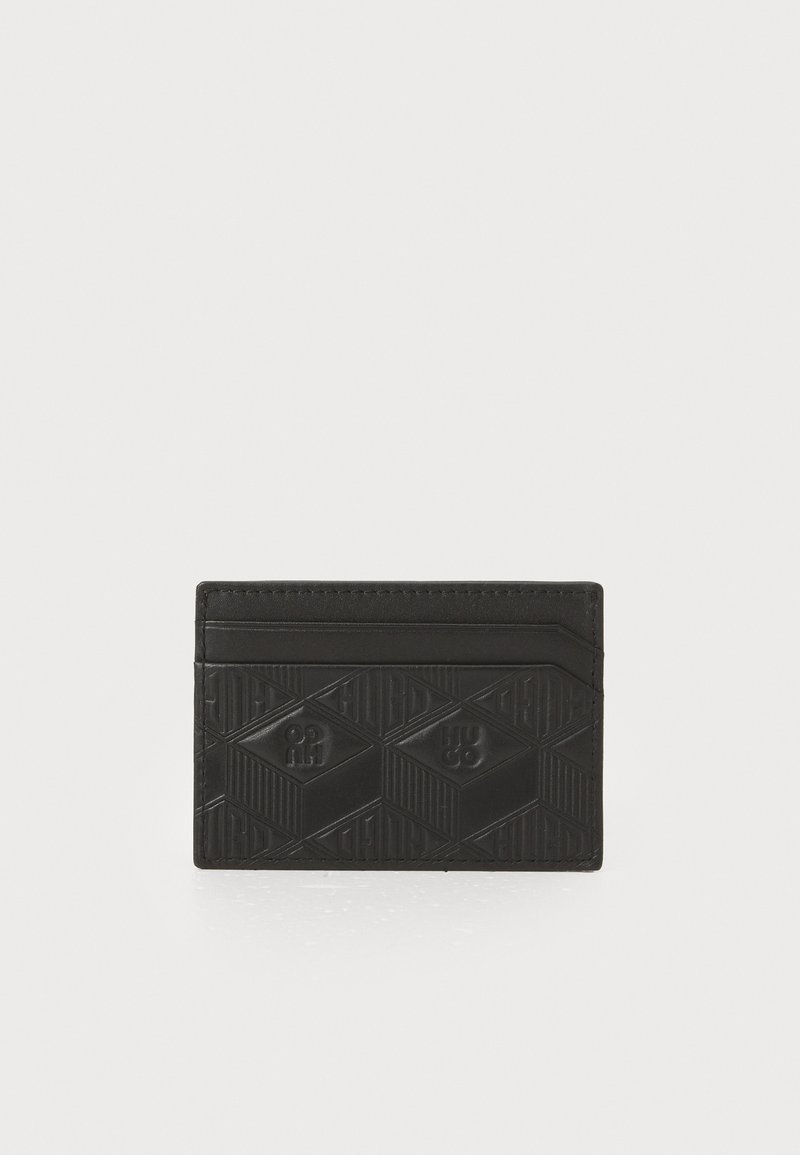 Porte-cartes en cuir noir avec un motif géométrique en relief, texture lisse et quatre fentes pour cartes avec un bord légèrement surélevé.