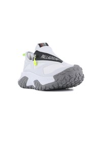 Baskets blanches avec une semelle en caoutchouc gris texturé, une sangle noire avec le logo "PALLADIUM" et un accent vert fluo. Présente un design épuré.