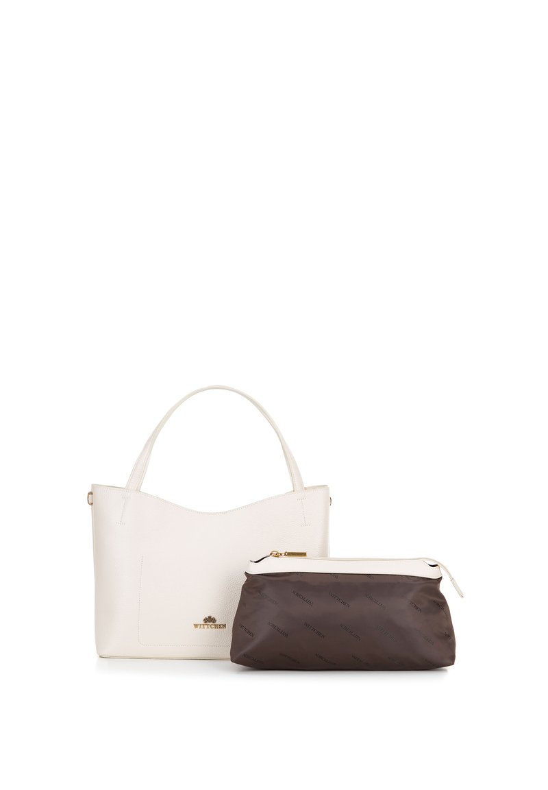 Weiße Leder-Tote-Bag mit rundem oberen Teil und geprägtem Logo, kombiniert mit einem braunen Reißverschlussetui mit sich wiederholendem Muster.