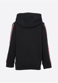 Sudadera negra con capucha ajustable, puños acanalados y franjas rojas y blancas a lo largo de las mangas. Textura suave, diseño casual.