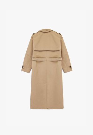 Beige trenchcoat van soepel materiaal, met een dubbelgeknopte sluiting, achterflap en een ceintuur met knoopaccenten op de mouwen.