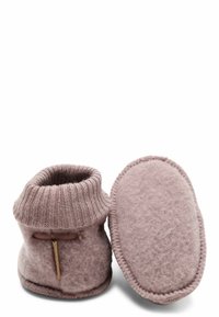 Puha mályvaszínű filcé slippers, kötött szegéllyel és dekoratív fűzővel. Simapadon található, és finom varrás díszíti a széleit.