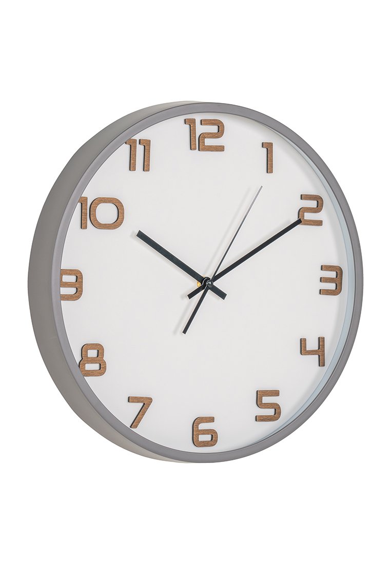Runde Wanduhr mit weißem Zifferblatt, Holzziffern und grauem Rahmen. Verfügt über schwarze Stunden- und Minutenzeiger, glatte Oberfläche, minimalistisches Design.