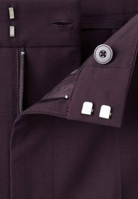 Diep paarse broek met een ritszak, een knopen sluiting, en zilveren hardware accenten, gemaakt van een slanke textuurstof.
