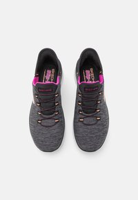 Graue Sportschuhe mit einem strukturierten Obermaterial, pinken Akzenten und schwarzen Details. Verfügt über elastische Schnürsenkel und Polsterung für zusätzlichen Komfort.