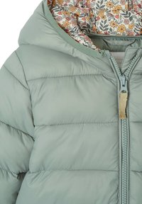 Ge polsterte Jacke aus hellgrünem Stoff mit floralem Innenfutter. Sie verfügt über einen Frontreißverschluss und eine Kapuze für zusätzliche Wärme und Schutz.