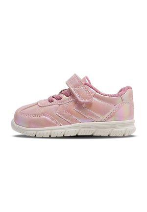 Różowy dziecięcy sneaker z paskiem na rzep, fioletowymi sznurówkami, miękkim wyściełanym kołnierzem i elastyczną białą podeszwą.