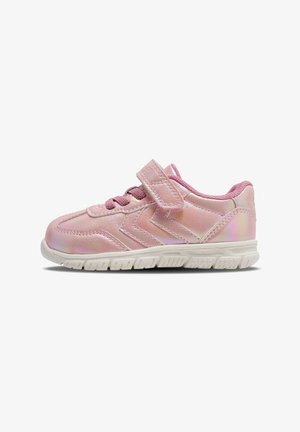 Lyserød børnesneaker med velcrolukning, lilla snørebånd, blød polstret krave og fleksibel hvid sål.