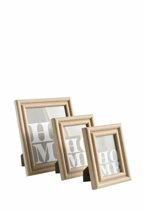 Drei beige Holz-Fotorahmen in kleinen, mittleren und großen Größen, aufrecht stehend mit reflektierenden Glasoberflächen.