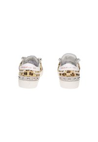 Sneakers con stampa leopardata e borchie metalliche sulla suola, dotate di cinturini bianchi con il nome del marchio, foderati in morbido grigio e con un design a profilo basso.