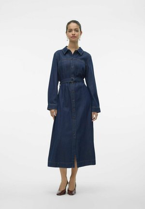 Denim srajčna obleka v temno modri barvi, ki ima zapenjanje na gumbe, pas z obrobo, dolge rokave in razporek do stegna na robu.