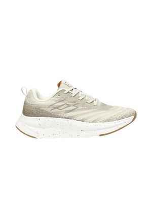 Sneaker sportiva beige con lacci bianchi, tomaia in mesh testurizzato e spesso fondo bianco con macchioline nere e battistrada marrone chiaro.