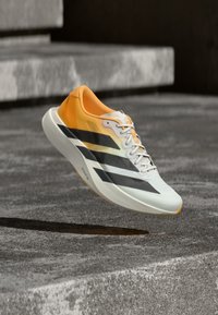 Δεν επιλέχθηκε, crystal white/lucid tangerine/iron metallic