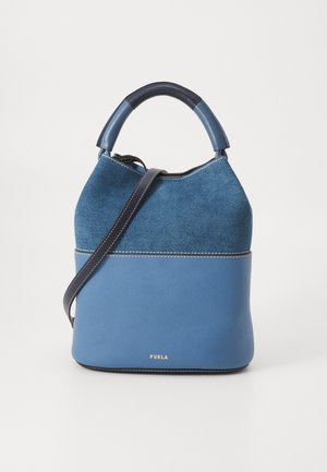 Zila ādas rokassoma ar gludu tekstūru, kontrastējošu zamša augšu, apaļām rokturiem un regulējamu plecu siksnu. Logo apakšā.