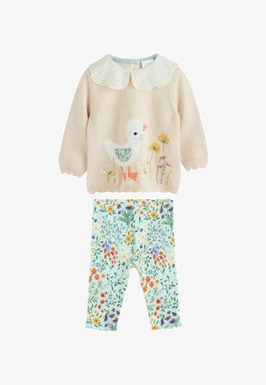 Béžový detský svetřík s designom káčiat a kvetov, so bielym zúbkovaným golierom, v kombinácii so svetlozelenými legínami s kvetinovým vzorom.