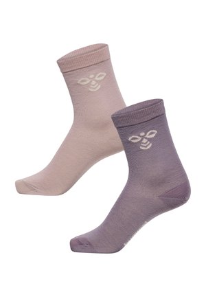Par ankellange sokker i afdæmpet pink og lilla, hver med et lille hvidt bi-logo tæt på den øverste kant.