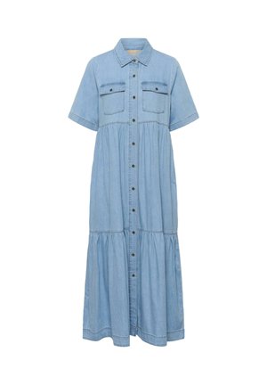Robe midi en denim bleu clair avec manches courtes, boutonnée sur le devant, deux poches à rabat sur la poitrine et jupe à volants.