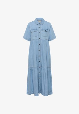 Robe midi en denim bleu clair avec manches courtes, boutonnée sur le devant, deux poches à rabat sur la poitrine et jupe à volants.